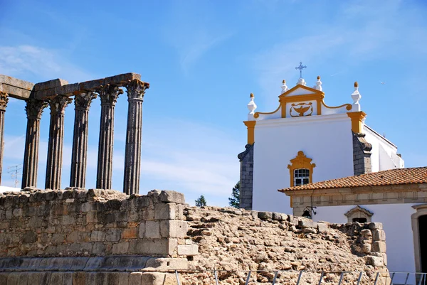 Römischer Tempel und katholische Kirche (portugal, evora) — Stockfoto