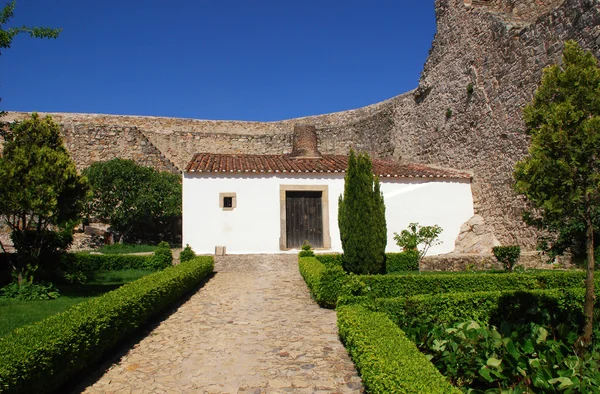 Klein huis in middeleeuws kasteel (Portugal) — Stockfoto