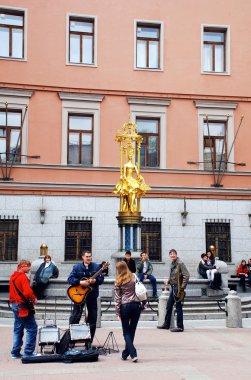 Arbat Caddesi 'ndeki genç müzisyenler (Moskova)