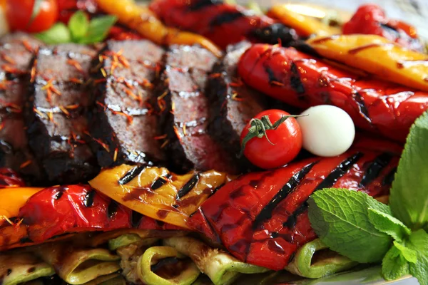 Griller la viande avec des légumes — Photo