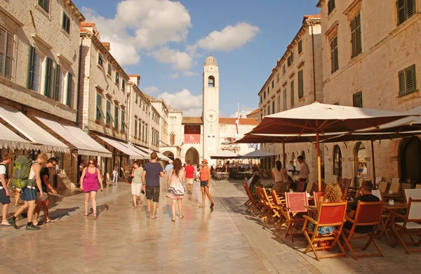 Turistas en la calle Stradun en Dubrovnik, Croacia — Foto de Stock
