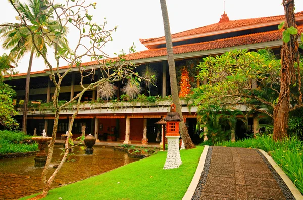 在 （印度尼西亚，巴厘岛的热带花园度假村酒店) — 图库照片