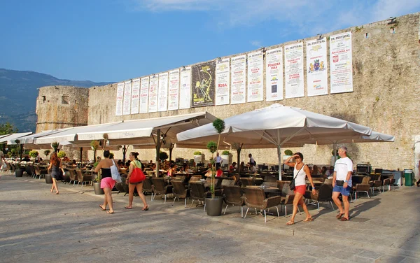 Café cerca de las murallas del casco antiguo, Budva, Montenegro — Foto de Stock