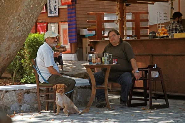 Két görög férfi ül egy rusztikus szabadtéri kávézó (crete, Görögország) — Stock Fotó