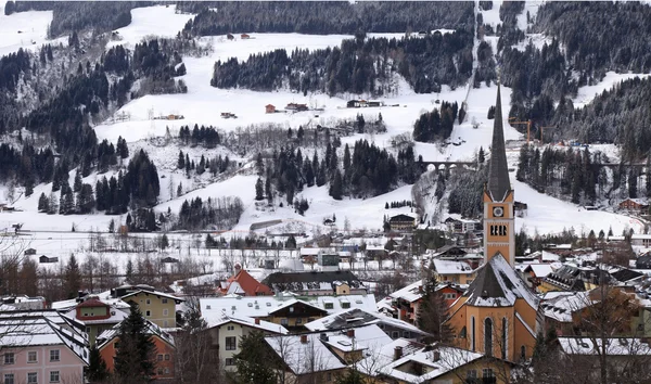 Vinter by i de österrikiska Alperna — Stockfoto