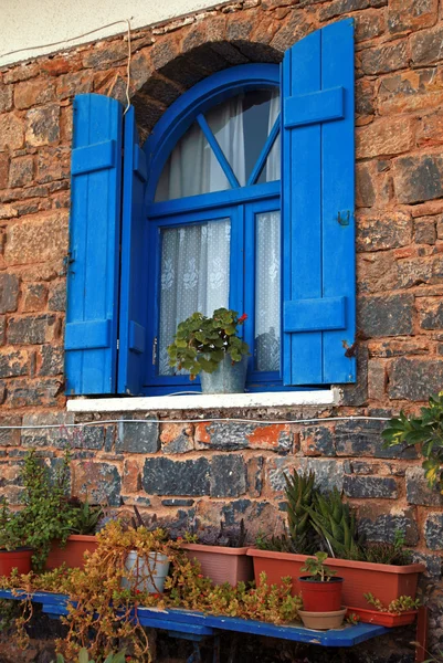 Vintage blaues Fenster mit Rollladen (Griechenland) — Stockfoto