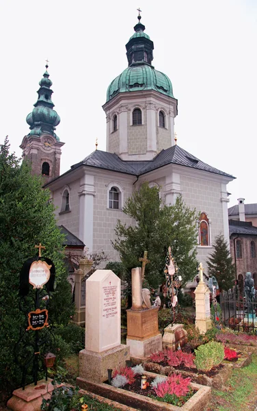 Saint peter's abdijkerk en oude begraafplaats in salzburg, Oostenrijk — Stockfoto