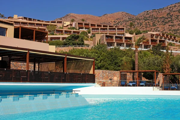 现代夏季海度假别墅带游泳池 （克里特岛，希腊) — 图库照片