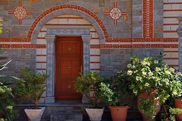 Dörr ingång och blomma krukor i vackra grekiska kloster (Greec — Stockfoto