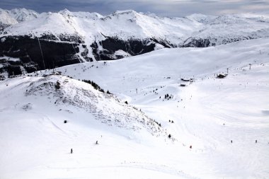 Yüksek dağlar ve (Avusturya Alpleri'nde Kayak pistleri)