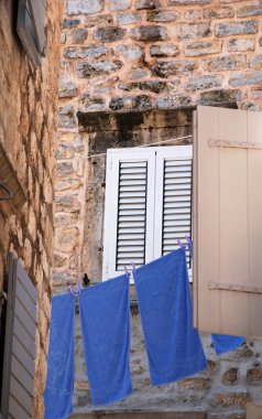 eski duvar, pencere ve mavi keten (İtalya)