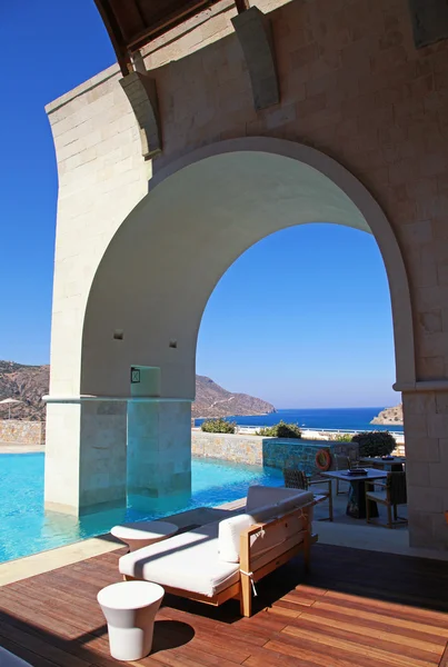 Vista vertical de la terraza de la piscina de arco en el complejo de verano (Grecia ) —  Fotos de Stock