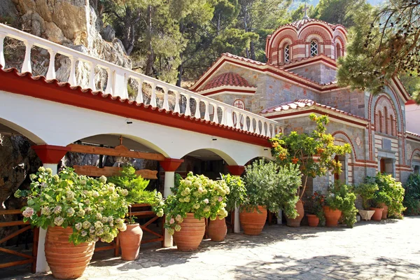 修道院 （克里特岛，希腊的美丽的旧花园) — 图库照片