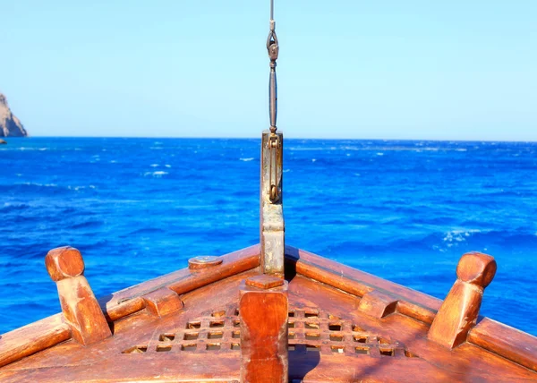 The bow of old wood ship,Mediterranean sea — Stock Photo, Image