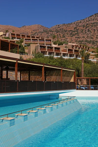 现代夏季度假别墅带游泳池 （克里特岛，希腊). — 图库照片