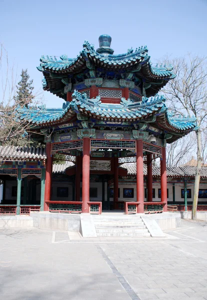 Pavilhão chinês tradicional com telhado ornamentado verde — Fotografia de Stock