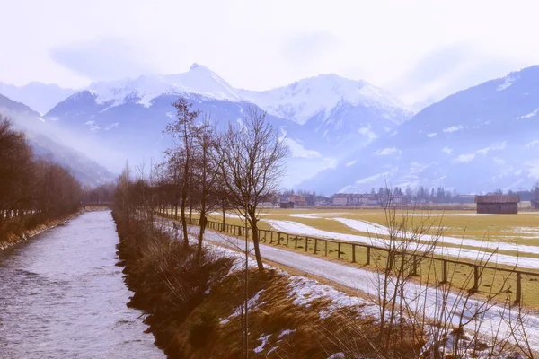 Rivier, land weg en Alpen mountain in klein dorp (Oostenrijk) — Stockfoto