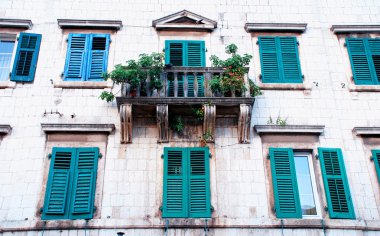 dağılır, windows, ile Ortaçağ ev balkon (kotor, Karadağ)