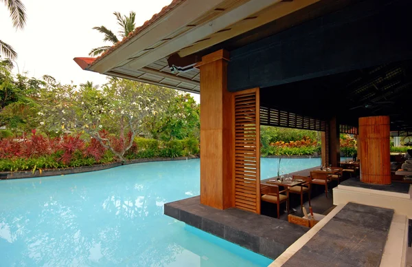 Piscina e pavilhão asiático em resort tropical (Bali, Indonésia ) — Fotografia de Stock