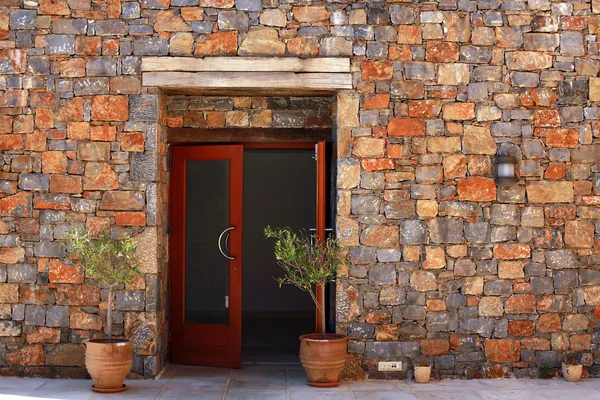 Ανοιχτή πόρτα και πέτρα τοίχο Μεσογείου (Ελλάδα) — Φωτογραφία Αρχείου