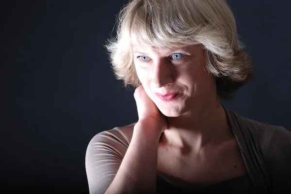 Blondi nainen muotokuva keventää — kuvapankkivalokuva