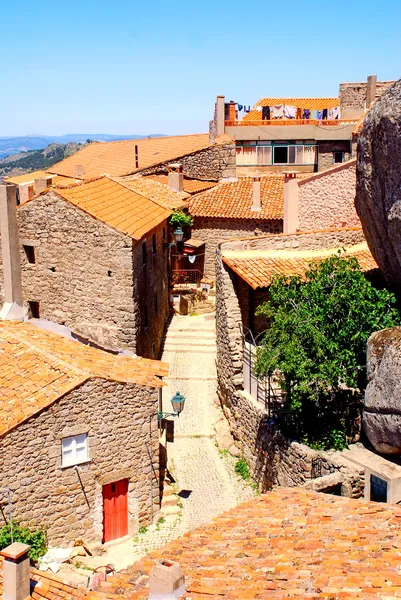 Stará kamenná vesnička s červenými střechami (Portugalsko ) — Stock fotografie