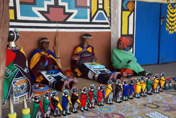 Ndebele mujeres en vestido tradicional (Sudáfrica ) — Foto de Stock