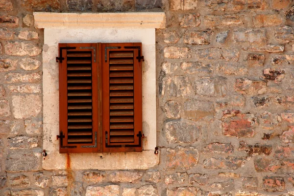 Janela com persianas na parede velha (Itália ) — Fotografia de Stock