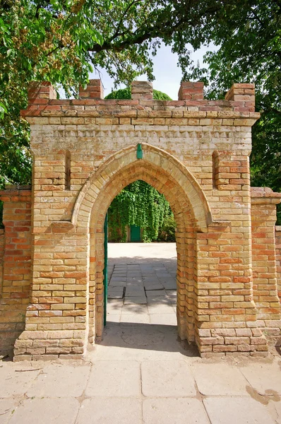 Porte en brique vers un vieux château — Photo