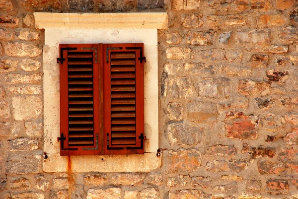 Окно со ставнями в старой стене (Италия) ) — стоковое фото