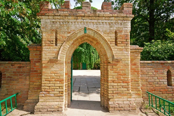 Brick gate to an old castle — Stockfoto