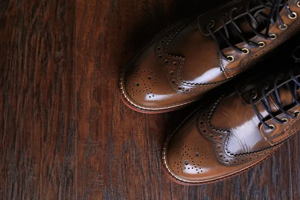 Chaussures de luxe marron sur fond bois . — Photo