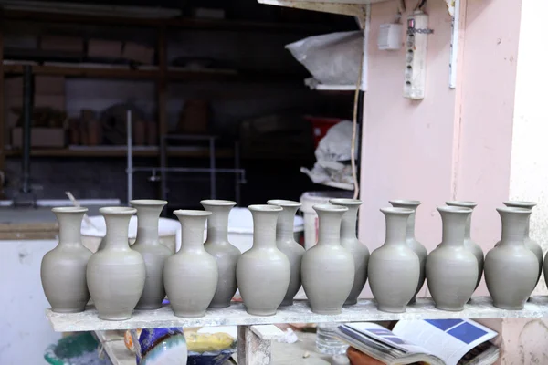 Handmade clay bowls in pottery — Stock Photo, Image