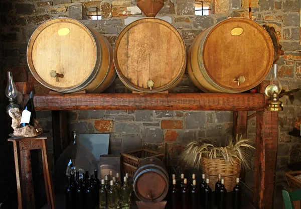 Barricas de vino en bodega . — Foto de Stock