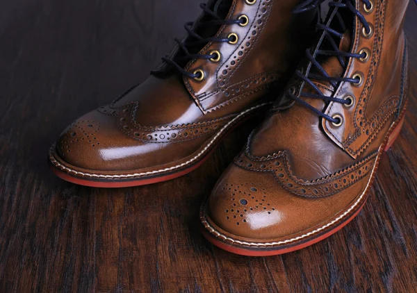 Luxe bruine schoenen op hout achtergrond. — Stockfoto
