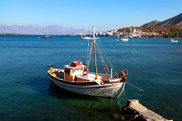 Красочная рыбацкая лодка в заливе Мирабелло, Крит, Греция — стоковое фото