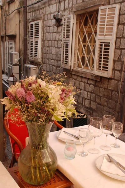 Pequeno restaurante mediterrâneo ao ar livre — Fotografia de Stock