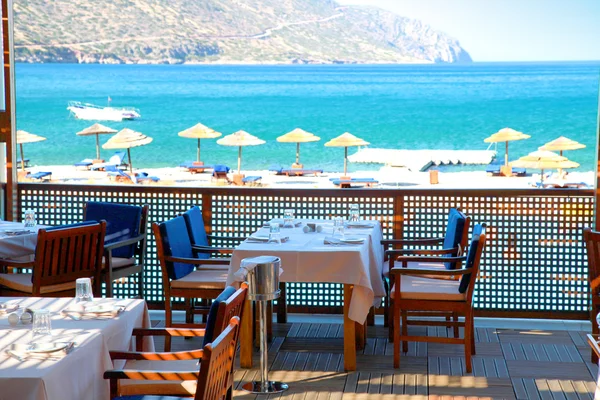 Openluchtrestaurant op het strand terras (Kreta, Griekenland ). — Stockfoto