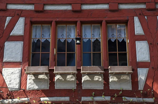 Ventanas de la casa medieval de entramado de madera (Suiza ) — Foto de Stock