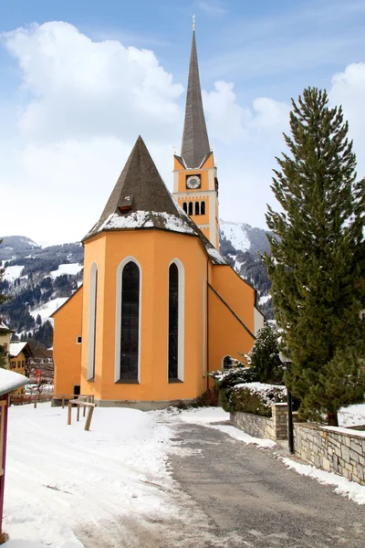 Church tower in Alpine village Bad Hofgastein , Austria. — Stock Photo, Image