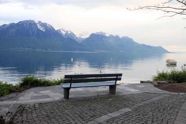 Banco de madera en el lago Alpen en Montreux (Suiza ) — Foto de Stock