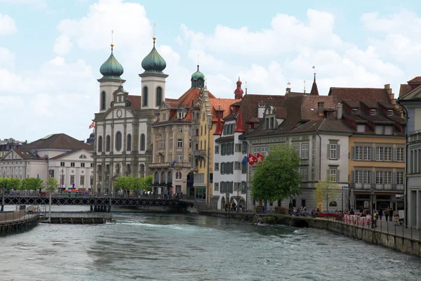 Jezuïtische kerk en waterfront, Luzern, Zwitserland — Stockfoto
