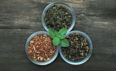 üç çeşitli çay yaprakları ile kase