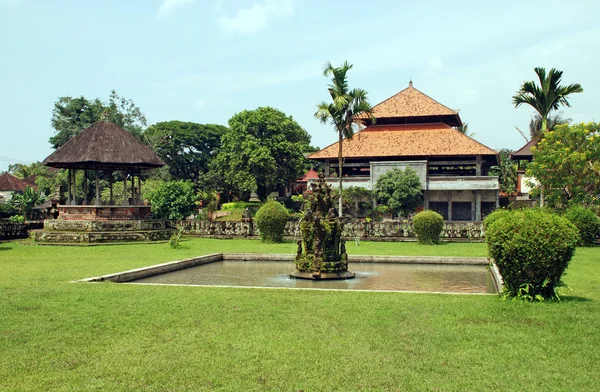 Casa e jardim asiáticos (Bali, Indonésia ) — Fotografia de Stock