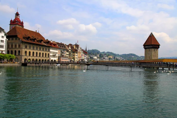 Kapellenbrücke und Uferpromenade der Reuss, Luzern, Schweiz — Stockfoto