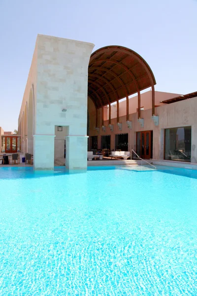 Zwembad en terras op zomervakantieoord (Griekenland) — Stockfoto
