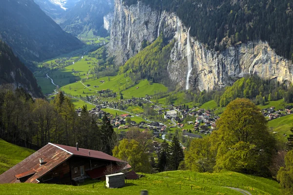 Aldeia montanhosa nos Alpes, Suíça  . — Fotografia de Stock