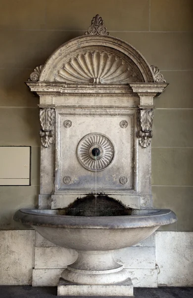 Oude stenen fontein in bern, Zwitserland. — Stockfoto