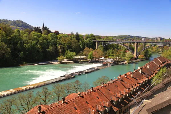 Városképet gazdagító épületnek szánták, Bern és az Aare folyó (Svájc) — Stock Fotó