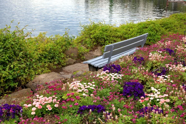 Bank en bloemen aan alpen meer in Montreux (Zwitserland) — Stockfoto